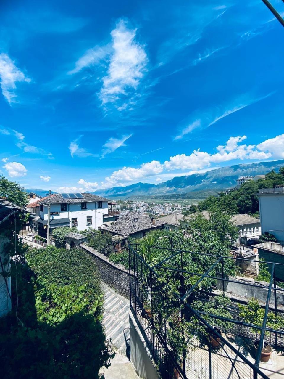 Hida Guest House Гирокастра Экстерьер фото