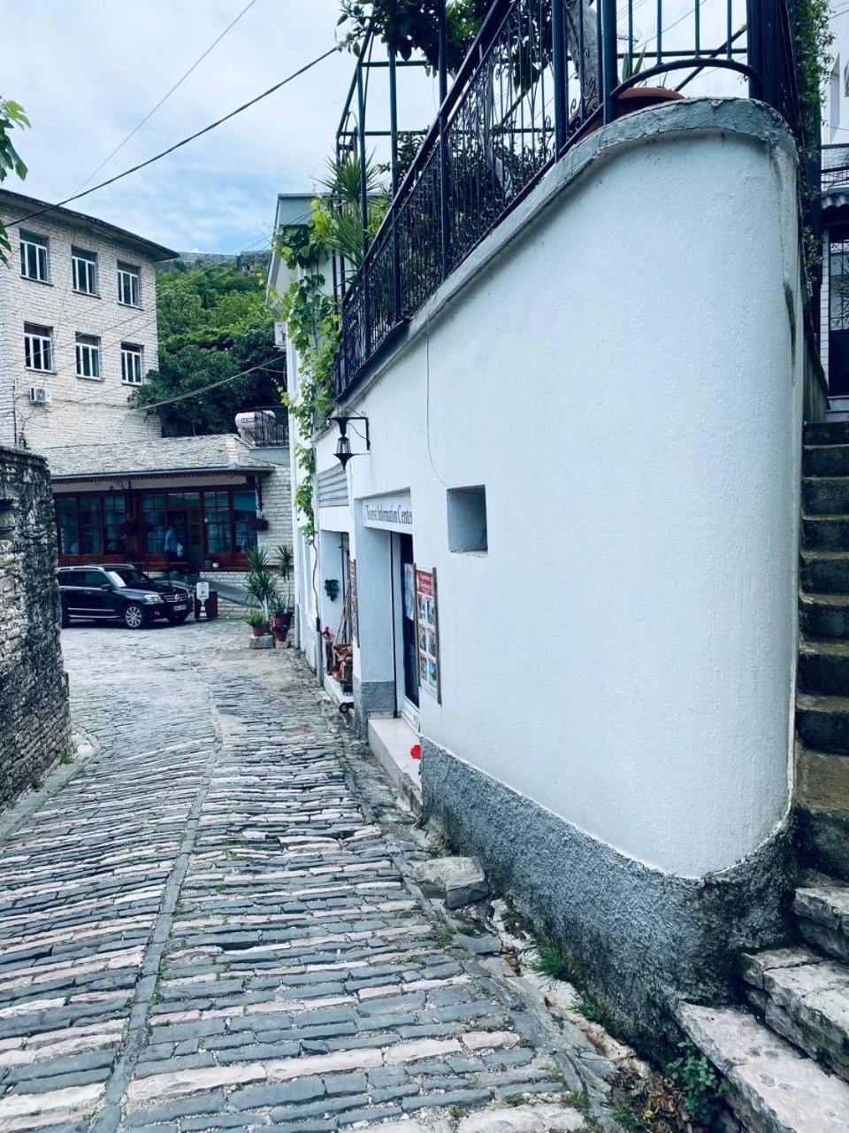 Hida Guest House Гирокастра Экстерьер фото
