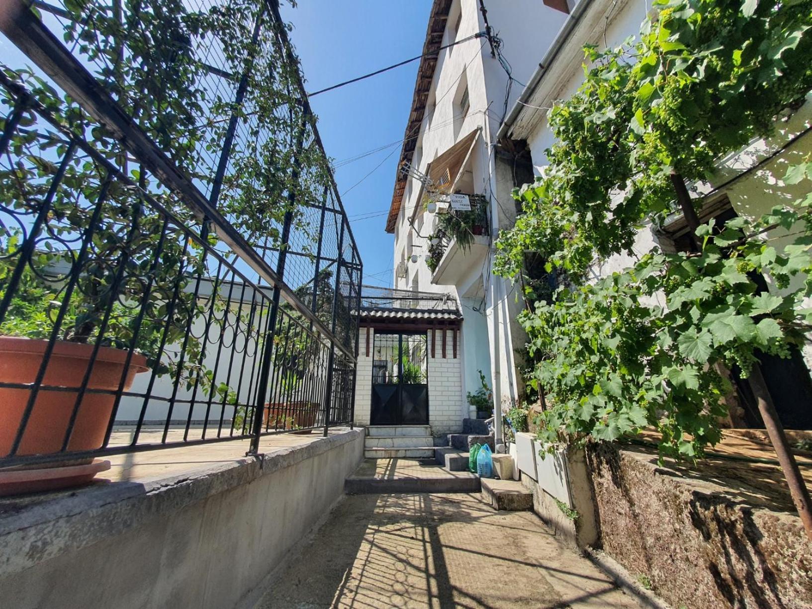 Hida Guest House Гирокастра Экстерьер фото